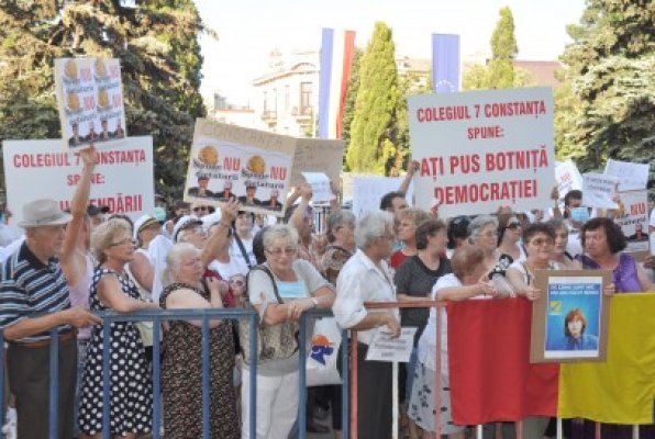 Antonescu spune că, dacă nu avea loc referendumul, România risca violenţe sociale